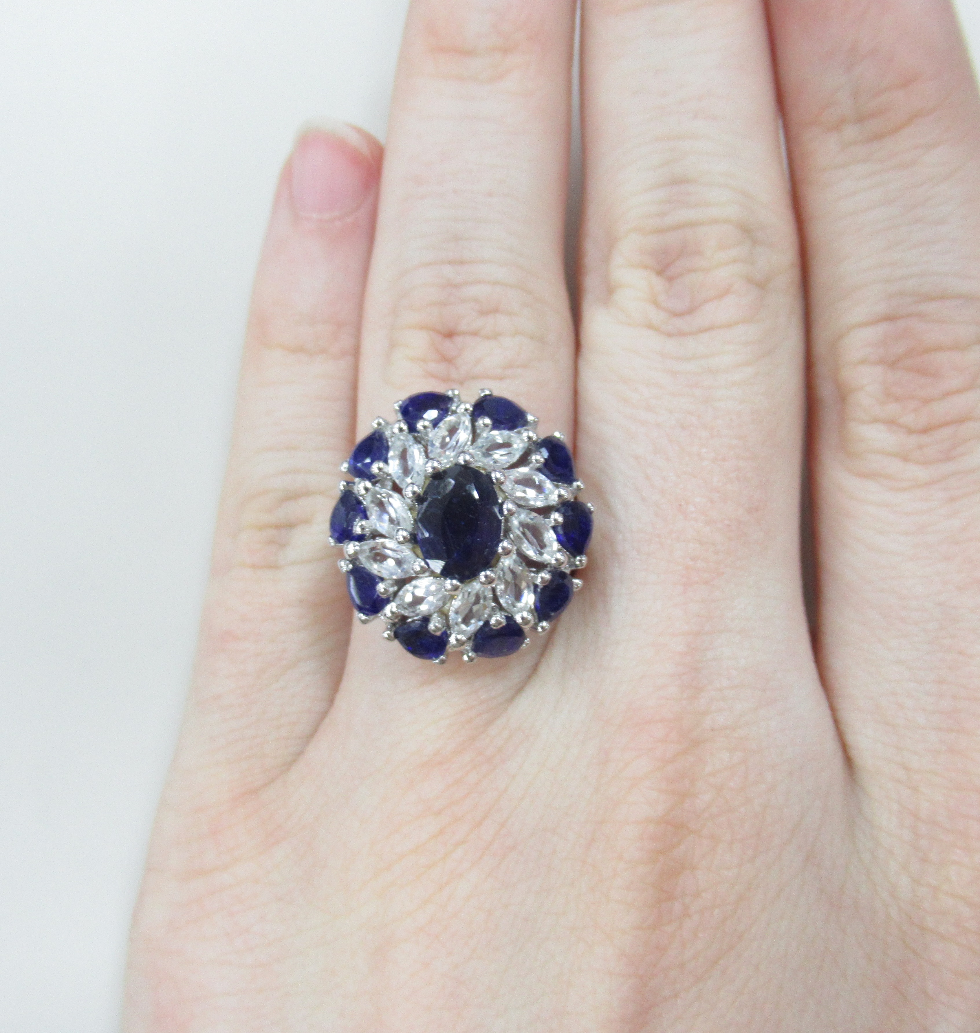 Серебряное кольцо с сапфирами